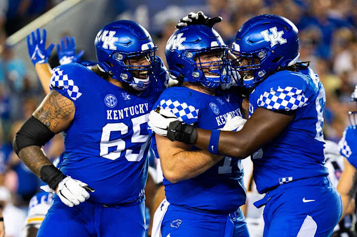 Kentucky tackle Darian Kinnard celebrates touchdown
